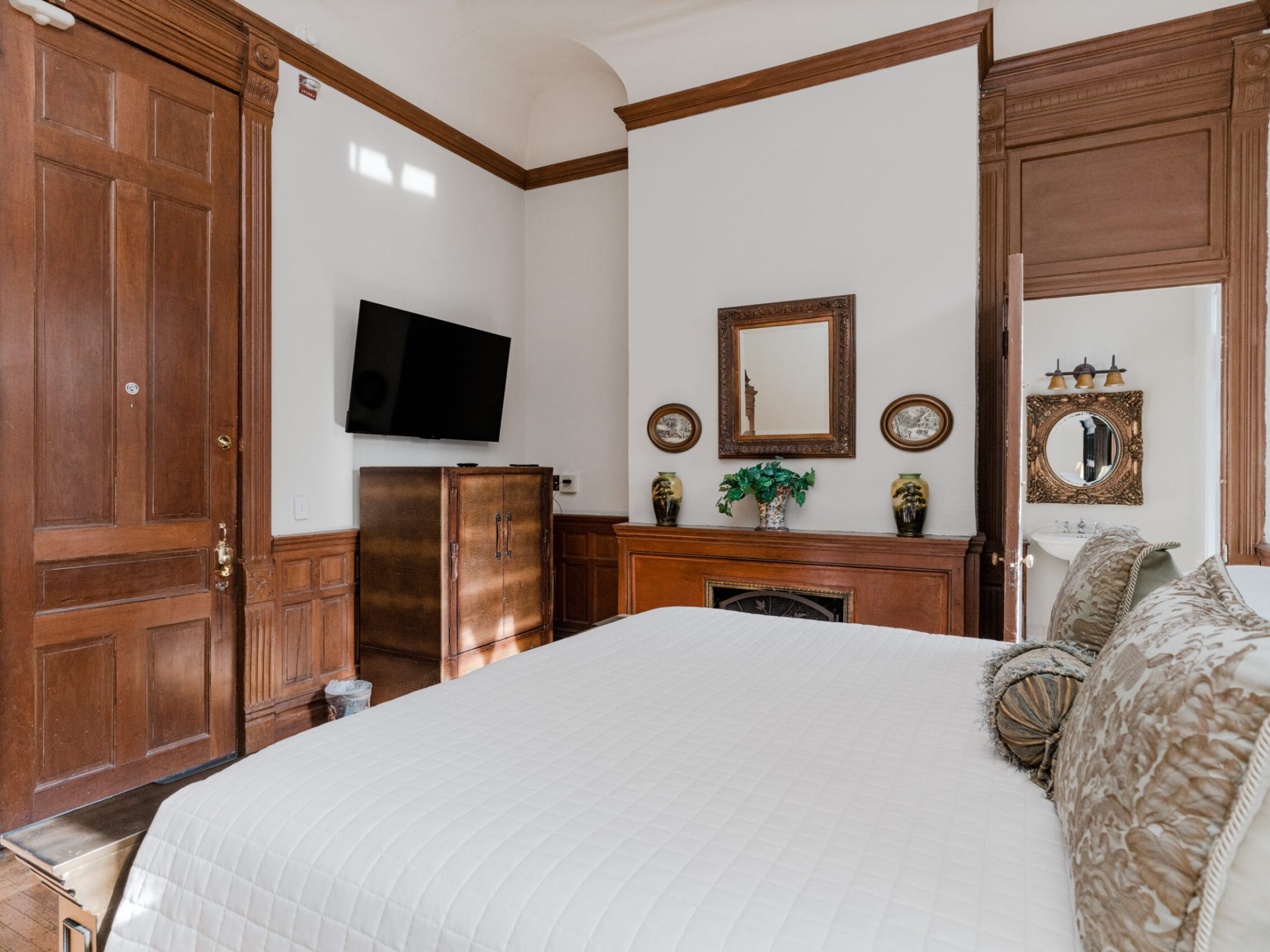 a bedroom with a bed in a hotel room