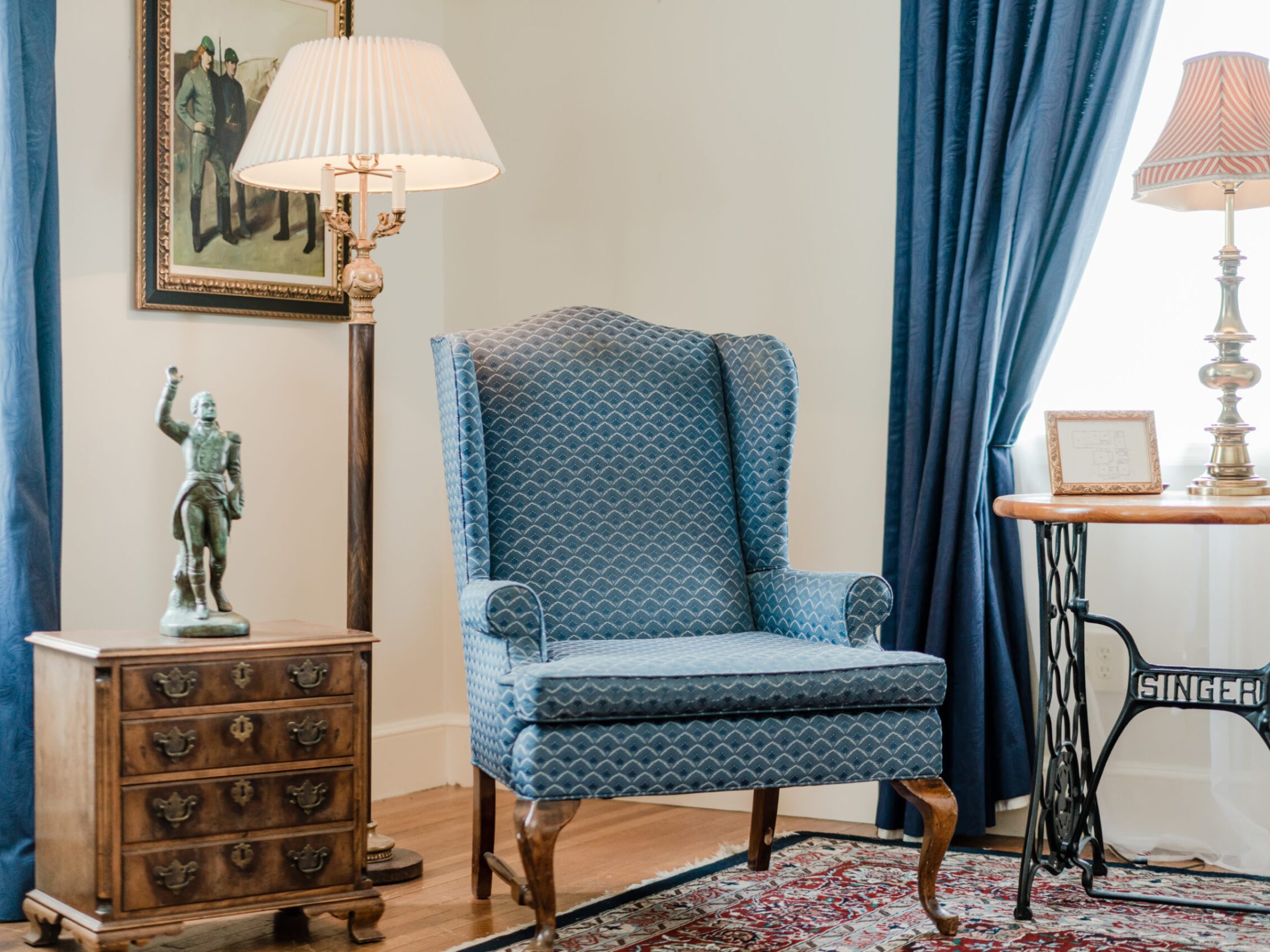 a living room filled with furniture and a lamp