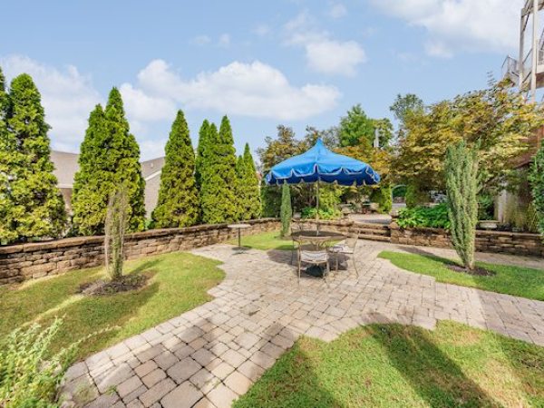victorian-garden-mayors-mansion-inn victorian-garden-mayors-mansion-inn